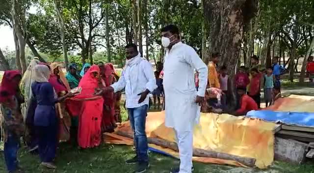 अमेठी: #यूपी_मांगे_अजय_लल्लू_की_रिहाई
#अभियान का 4  दिन

#अमेठी के जगह-जगह स्थानों पर  #सेवा_सत्याग्रह के अंर्तगत जरूरतमंदों को