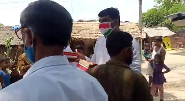 ﻿यूपी मांगे अजय लल्लू की रिहाई..
अभियान का चौथा दिन
अमेठी के जगह-जगह स्थानों पर  #सेवा_सत्याग्रह के अंर्तगत जरूरतमंदों﻿﻿