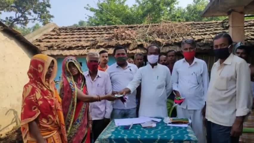 घैलाढ़: कोरोना महामारी से बचाव के लिए घैलाढ़ मुखिया ने पंचायत के कई परिवारों के बीच साबुन व मास्क का किया वितरण #कोरोना_वाइरस