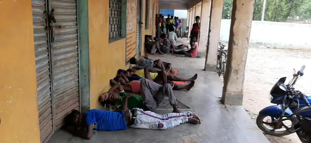 प्रतापपुर: प्रतापपुर में बाहर से आए प्रवासी मजदूरों को नहीं मिल रहा रोजगार, मजदूरों ने की रोजगार की मांग #प्रवासी_मजदूर #लॉकडाउन