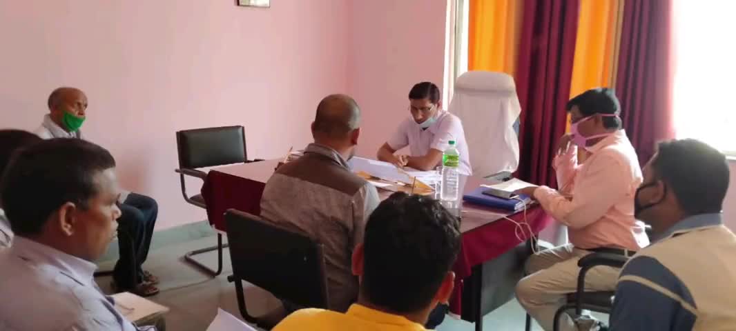 प्रतापपुर: प्रतापपुर में DRDA डायरेक्टर ने मनरेगा योजनाओं में गति देने के लिए कर्मियों के साथ की बैठक #मनरेगा #drda