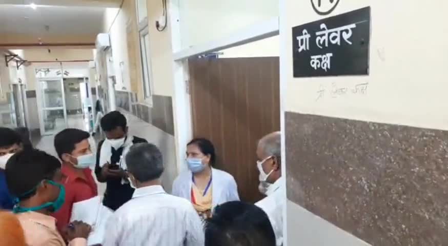 पीलीभीत: स्वास्थ्य मंत्री द्वारा जिला अस्पताल के निरीक्षण के दौरान जमकर उड़ी सोशल डिस्टेंसिंग की धज्जियां #स्वास्थ्य_मंत्री