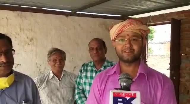 झांसी: पंडित सोनू उपाध्याय की गौशाला में रामा बुक स्टोर संचालक #मुकेश पुरस्वानी समाजसेवी #हेमंत सिंघल ने पानी की 4 टंकी दान की