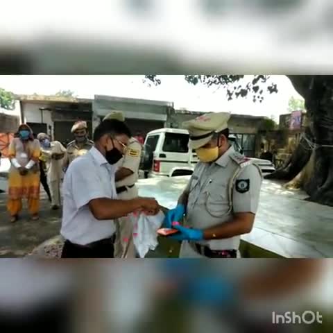 अम्ब: नंगल जरियालां गांव के स्थानीय ग्रामीणों ने कोरोना वॉरियर्स पुलिस कर्मियों को फूल बरसाकर किया सम्मानित #कोरोना_वॉरियर्स