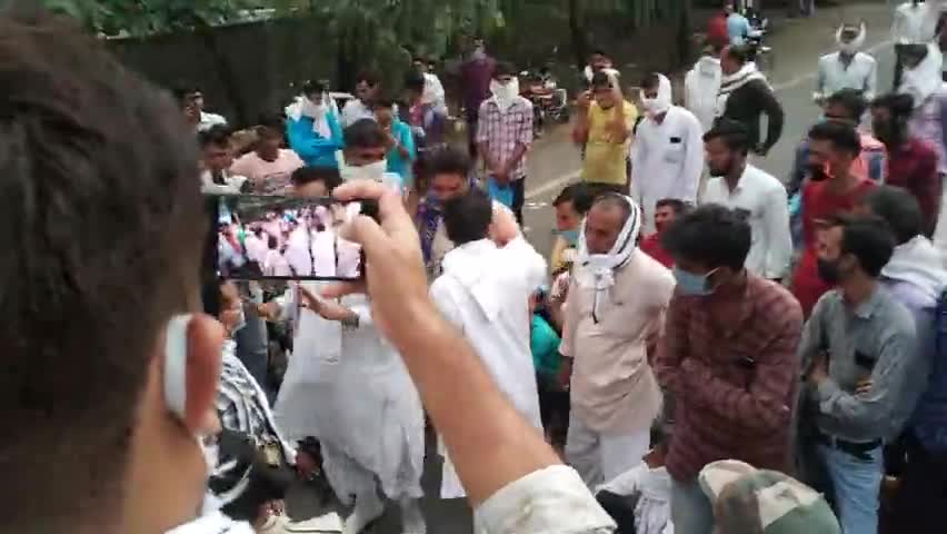 ब्यावरा पीपलबे आश्रम उपार्जन केंद्र का मामला  किसानों के चने न तुलने से लगा चक्काजाम 
 सरकार की अव्यवस्ता कारण
#dangi﻿