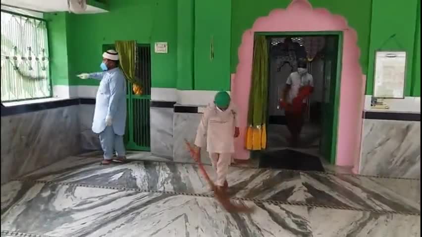 अमरोहा: शाही चबुतरा स्थित मस्जिद में सैनिटाइजर की धुलाई करने से उलेमा का परहेज #सैनिटाइजर