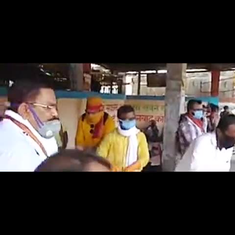 धनबाद/केंदुआडीह: रणधीर वर्मा चौक के पास भारतीय एकता शेर सेना द्वारा जरूरतमंद लोगों को किया जा रहा भोजन का वितरण #भोजन_वितरण