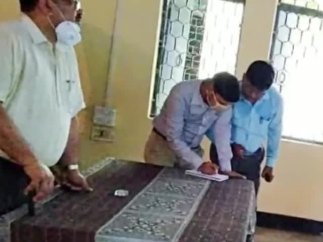 खजनी: खजनी के परिषदीय स्कूलों का BSA में किया औचक निरीक्षण, दिए आवश्यक निर्देश #बीएसए