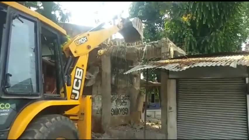 वारासिवनी: राजस्व भूमि पर कब्जा कर बनाई गई दुकान को राजस्व विभाग ने जेसीबी से तुड़वाया #राजस्व_विभाग