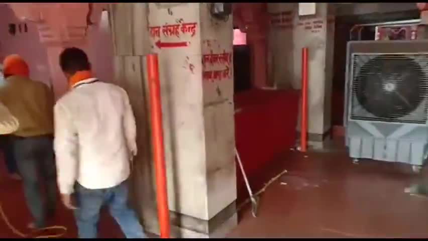 मिर्ज़ापुर: विंध्याचल में कोरोना का मामला सामने आने के बाद बढ़ी लोगों की मुश्किलें, स्वच्छ भारत मिशन कर रहा सैनिटाइजेशन #सैनिटाइज