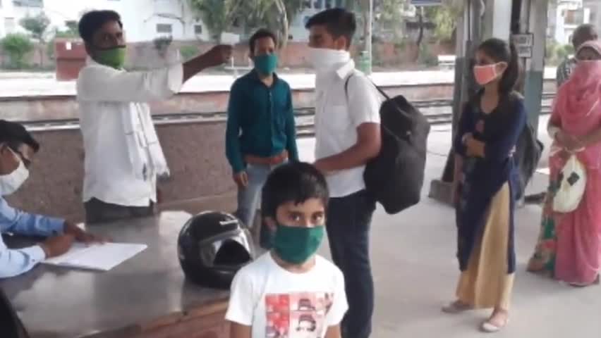 मकराना: थर्मल स्क्रीनिंग के बाद मकराना रेलवे स्टेशन में प्रवेश, कोरोना वायरस को लेकर रेलवे प्रशासन सतर्क #रेलवे #थर्मल_स्कैनिंग