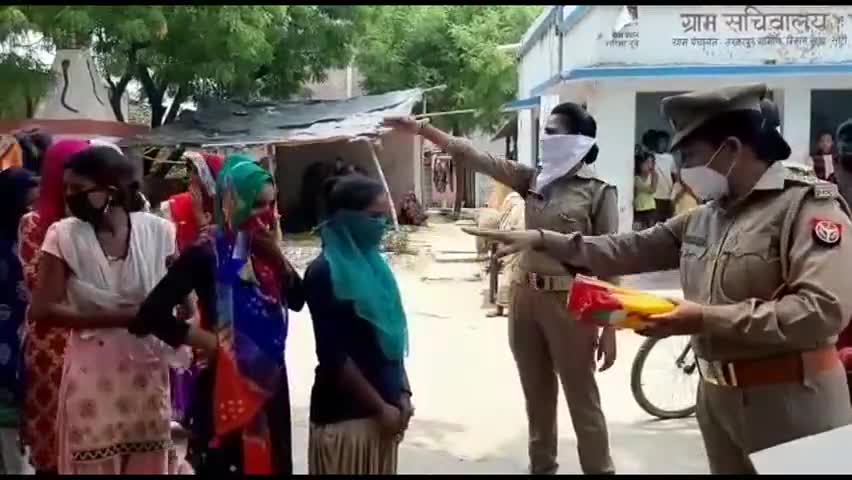 मिर्ज़ापुर: महिला थाना प्रभारी ने सिटी ब्लॉक के पांडेपुर में जरूरतमंद महिलाओं के बीच किया सैनिटरी पैड का वितरण #थाना_प्रभारी