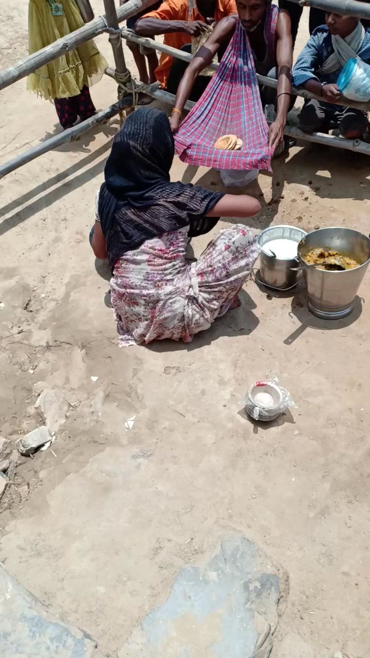 मथुरा: जय गुरुदेव - मुन्नू चौहान, राजेश मोहाली व स्थानीय निवासियों के सहयोग से भोजन प्रसाद वितरण करते हुए। #लोकडाउन # कोरोना