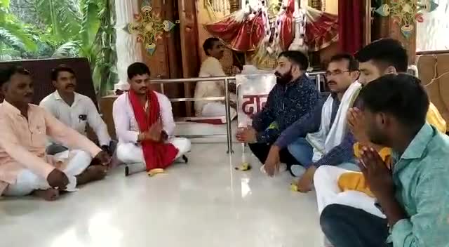 मलिहाबाद गौशाला में राजा के रूप मे विराजमान बजरंगबली के दर्शन किये और टीम के साथ हनुमान चालीसा का  पाठ किया #karona ﻿