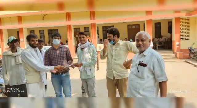 करछना: 15 सूत्री मांगों को लेकर किसान नेता ने नायब तहसीलदार करछना को सौंपा ज्ञापन #नायब_तहसीलदार