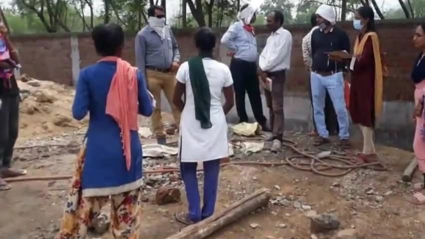 नरहरपुर: जिले में गरीबी में काम कर रहे थे बाल श्रमिक, चाइल्ड लाइन टीम ने ठेकेदारों को चेतावनी देकर छुड़ाया #बाल_श्रम