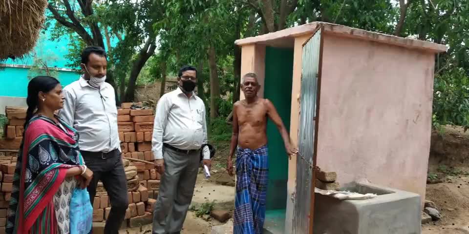 कुंडहित: जिला समन्वयक ने किया एसबीएम के तहत शौचालय निर्माण कार्य का निरीक्षण #sbm