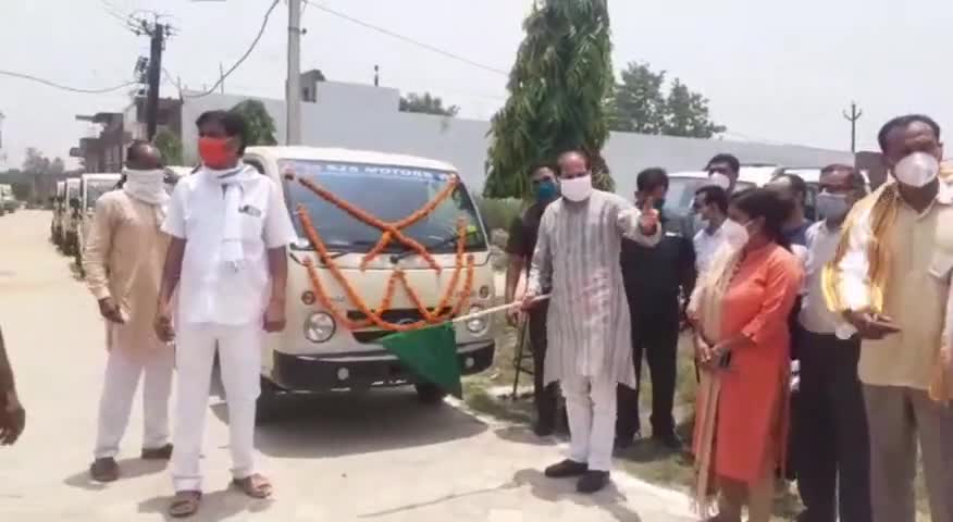 शामली: थानाभवन में कैबिनेट मंत्री सुरेश राणा ने पांच नए कूड़े के वाहनों को हरी झंडी दिखाकर किया रवाना #कैबिनेट_मंत्री