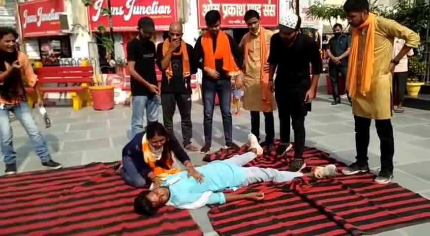 मुज़फ्फरनगर: कोरोना संक्रमण से बचाव व जानकारी हेतु जिला प्रशासन द्वारा तुलसी पार्क में करवाए गए नुक्कड़ नाटक #कोरोना #नुक्कड़_नाटक