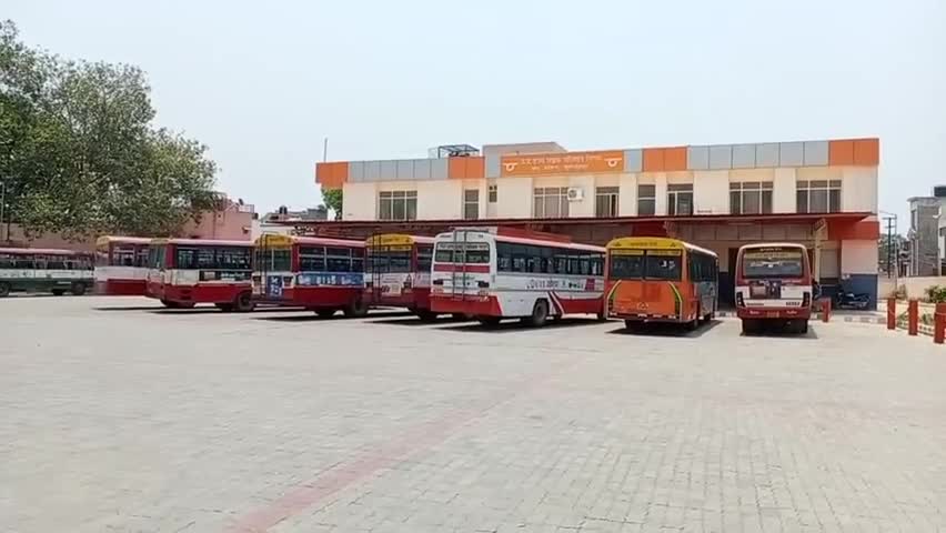 बुलंदशहर: पुराने बस अड्डे पर परिवहन विभाग की बसों को सवारियों का इंतजार, बस अड्डे पर पसरा सन्नाटा #परिवहन_विभाग