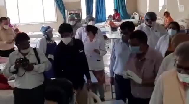 बरेली: स्वास्थ्य मंत्री अतुल गर्ग ने ज़िला अस्पताल में भर्ती मरीजों को बांटे पैसे, वीडियो हुआ वायरल #स्वास्थ्य_मंत्री