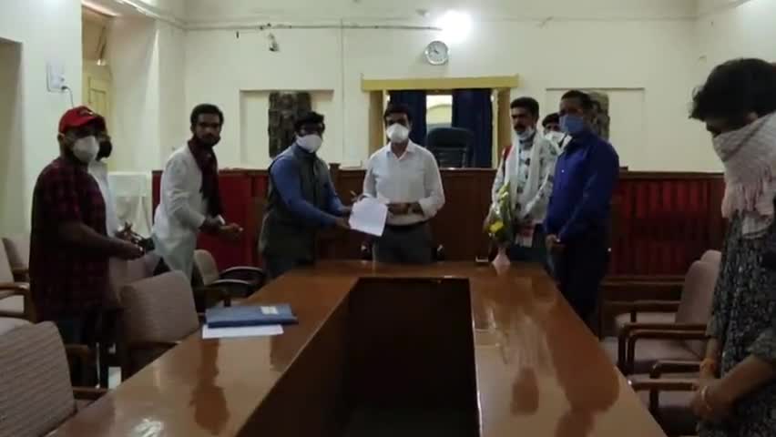 देवास: जिले के कलाकारों ने अपनी समस्याओं को लेकर मुख्यमंत्री के नाम जिलाधीश को सौंपा ज्ञापन #जिलाधीश