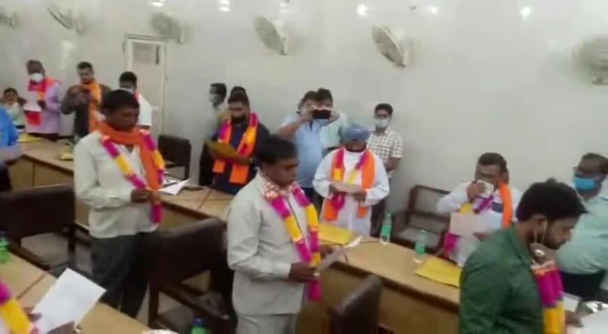बहेड़ी: नगर पालिका सभागार में आयोजित शपथ ग्रहण कार्यक्रम में नामित सभासदों को दिलाई गई पद एवं गोपनीयता की शपथ #सभासद