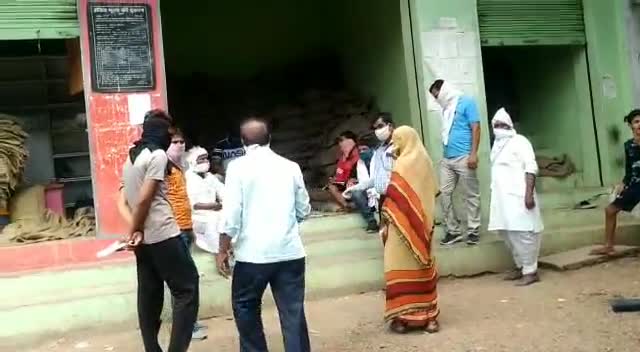 केशोरायपाटन: ग्राम पंचायत गुड़ली में पात्र लोगों को वितरित किया गया गेहूं, बीएलओ व सरकारी कर्मचारी रहे मौजूद #बीएलओ