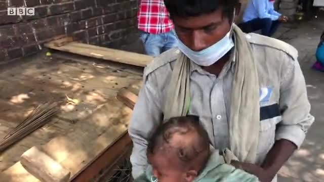 'ना पैसे हैं, ना टिकट हैं, मेरे पास बस 100 रुपए बचे हैं, वो बच्चों के खाने के लिए हैं'
#lockdownaffect #migrants