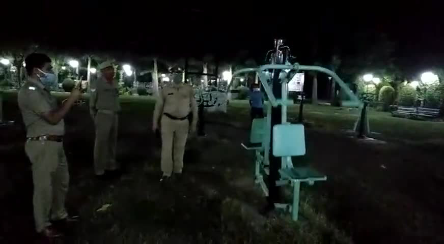 हुज़ूर: दिल्ली के एक पार्क में लगातार दो घंटे मशीन  अपने आप चलती रही।ऐसा कहा जा रहा है कि भूत जिम कर रहा है#दिल्ली#भूत#२०२०