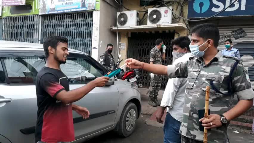 बगोदर: बगोदर थाना प्रभारी ने फुटपाथी दुकानदारों व राहगीरों के बीच मास्क का किया वितरण #थाना_प्रभारी
