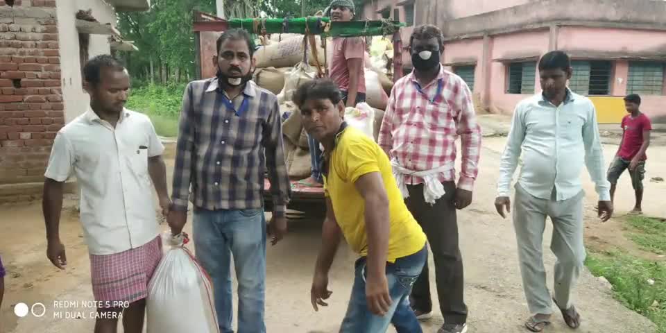 निरसा/चिरकुंडा: आसनलिया पंचायत के कंटेनमेंट जोन में कोरोना योद्धा के रूप में कार्य कर रहे लोगों को ग्रामीणों ने सराहा #कोरोना_वॉरियर्स