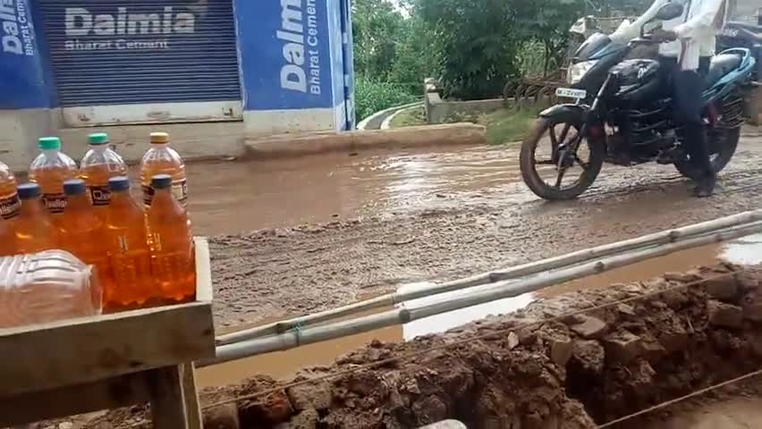 रोह: कुंज में सड़क पर यात्री को पैदल यात्रा करने में असमर्थ हैं #कुंज