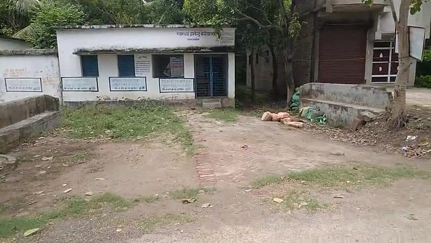 परबत्ता: #कन्हैयाचक स्वास्थ्यउपकेंद्र एक गौशाला बनचुका है और बकरियों का आवास ना यहां डाक्टर ध्यानदेते हैं और न ही प्रशासन सख्त है