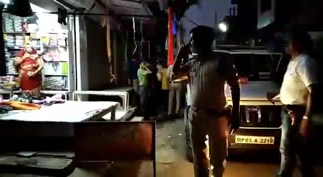 नौगांव: नौगांव थाना प्रभारी संजय वेदिया ने शाम 7:00 बजे के बाद खुली दुकानों को कराया बंद, दुकानदारों को लगाई फटकार #अनलॉक1