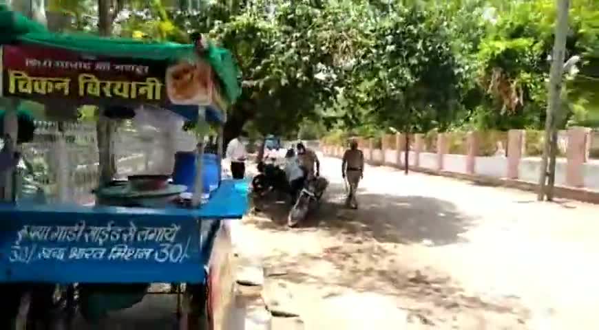ग्वालियर गिर्द: जिले में सार्वजनिक स्थल पर धूम्रपान कर रहे व्यक्ति को पुलिस ने डंडे मारकर दी समझाइश #धूम्रपान #पुलिस
