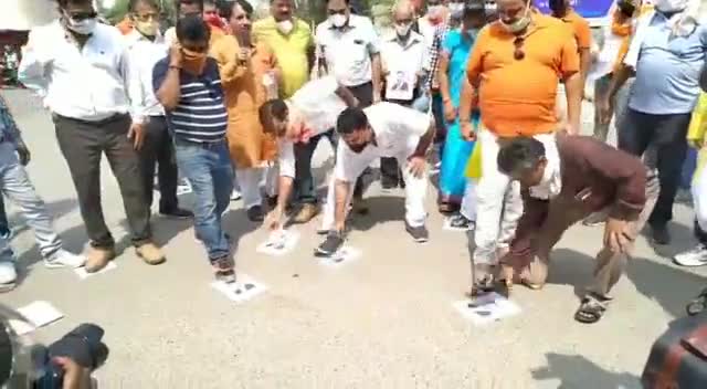 बरेली: पटेल चौक पर हिन्दू दलों ने किया चीन के खिलाफ प्रदर्शन, लोगों से की चीनी सामानों का बहिष्कार करने की अपील #भारत_चीन_झड़प