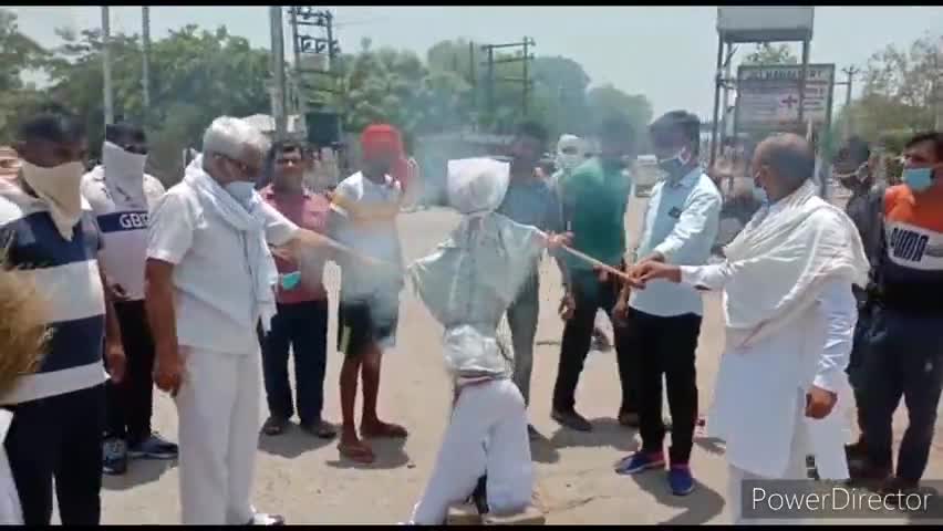 हांसी: कालीदेवी चौक पर राहुल-प्रियंका गांधी सेना के पदाधिकारियों ने चीन के राष्ट्रपति का फूंका पुतला #भारत_चीन_झड़प