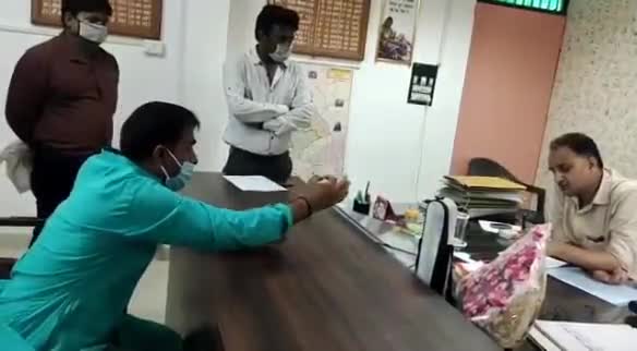 कानपुर: गोविंद नगर में बीएसए को 3 माह की फीस माफी को लेकर लेटर देने पहुंचे व्यापारी, BSA ने लेटर लेने से किया मना #bsa