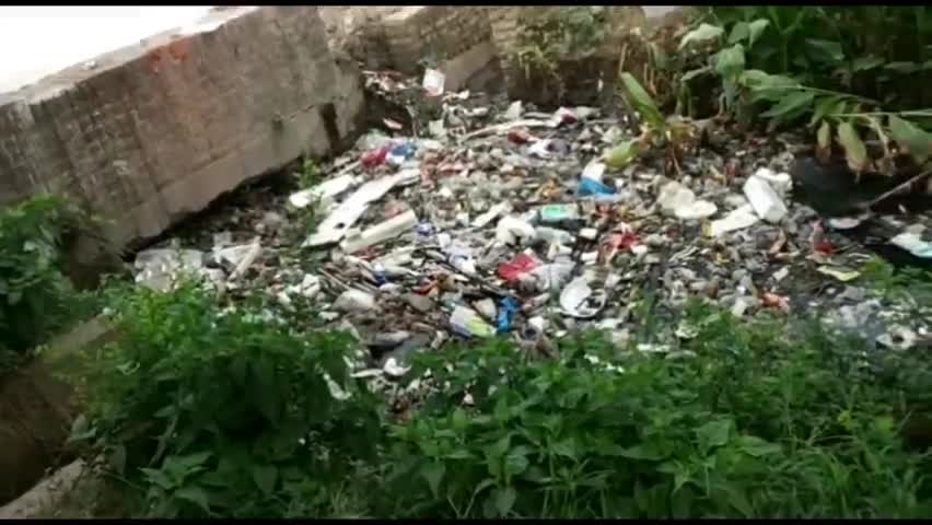 बीसलपुर: बिलसंडा में नगर पंचायत की लापरवाही के चलते नहीं हुई नाले की सफाई, हिंदू युवा वाहिनी के नगर मंत्री ने EO की शिकायत #eo