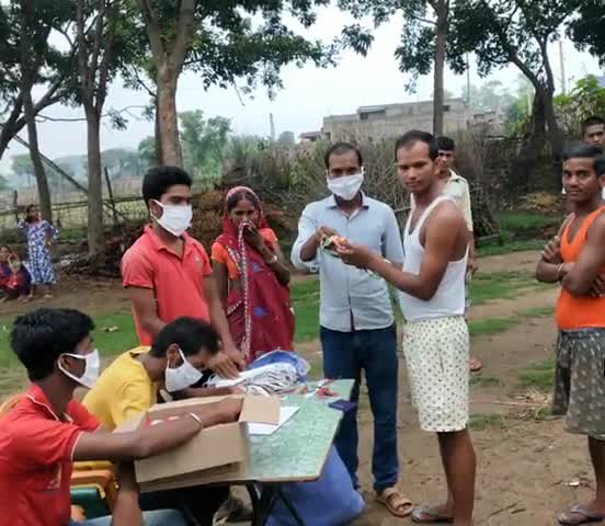 कौआकोल: #kawakol Mahudar panchat ward no. 06 mask and shabun vitran kya ja raha hai.