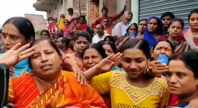 मधेपुरा: बिहटा, पटना के रहनेवाले शहीद जवान #सुनील_कुमार की पत्नी और बेटी ने रोते हुए शहीद को सलामी दी । शहीद को नमन 💐💐
