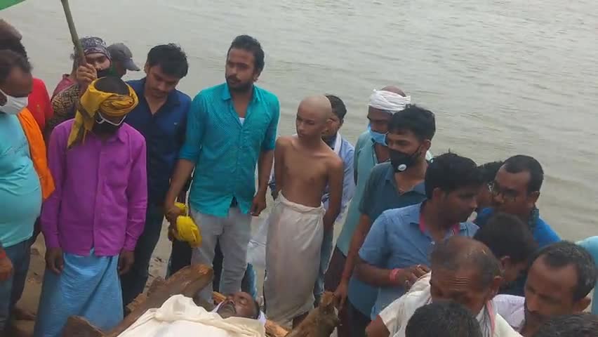 मनेर: सुनील कुमार यादव के बड़े पुत्र मुखाग्नि देते समय#रत्नेश कुमार#