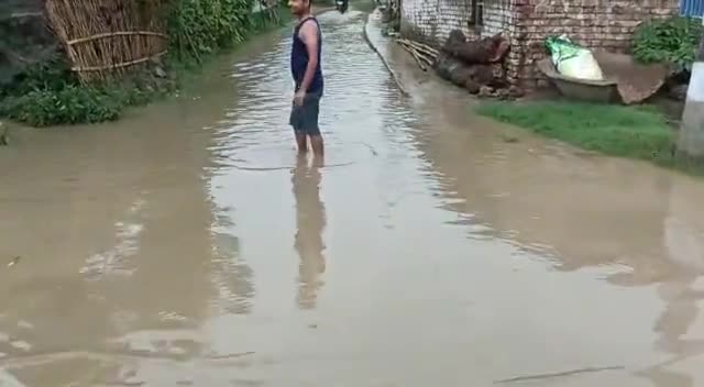 बेनीपुर: बहेड़ा वार्ड नं 2 में पानी लगने से सड़क नदी में तब्दील #nagarparisad benipur