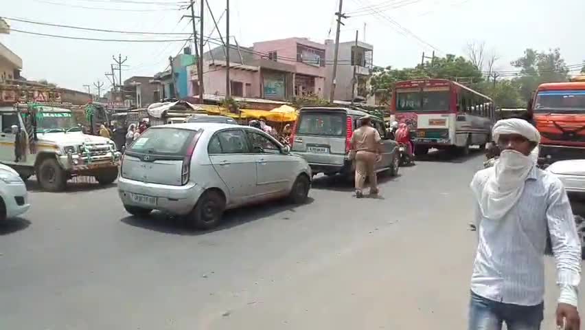 सासनी: सासनी कोतवाली चौराहे पर लगा लंबा जाम, राहगीरों को निकलने में हो रही काफी परेशानी #सड़क_जाम