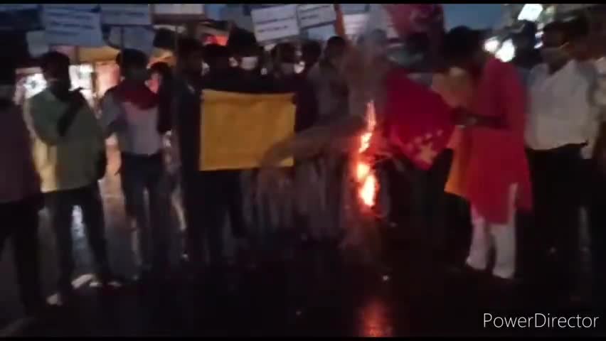 चैनपुर: गलवान घाटी में चीन द्वारा किए गए हमले के विरोध में चैनपुर में लोगों ने फूंका चीन के राष्ट्रपति का पुतला #भारत_चीन_झड़प