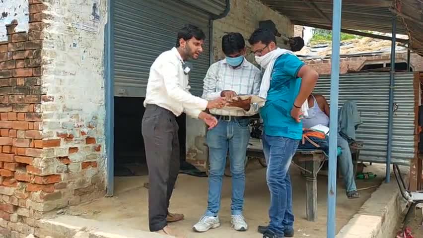 कानपुर: बड़ा गांव में चकरोड में दबंगों द्वारा कब्जे करने की युवक ने दी सूचना, मौके पर पहुंचे लेखपाल #लेखपाल
