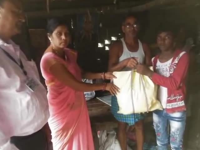 मरवन: रसूलपुर में अखिल ग्रामीण युवा विकास समिति ने प्रवासी मजदूरों के बीच खाद्य सामग्री का किया वितरण #प्रवासी_मजदूर