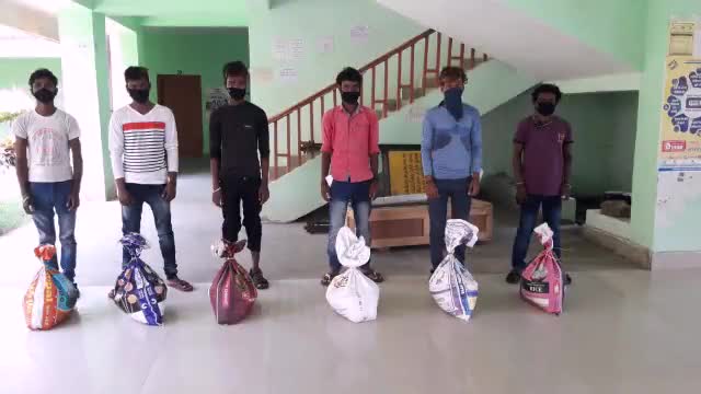 नाला: प्रखंड मुख्यालय में बीडीओ ने प्रवासी मजदूरों की बीच राहत सामग्री का किया वितरण #प्रवासी_मजदूर #bdo