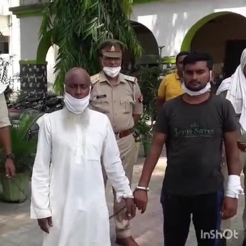 धामपुर: गांव सिजौली में पुलिस ने गोकशी करते हुए दो लोगों को औजार सहित पकड़ा, चार साथी हुए फरार #अपराध #गोकशी